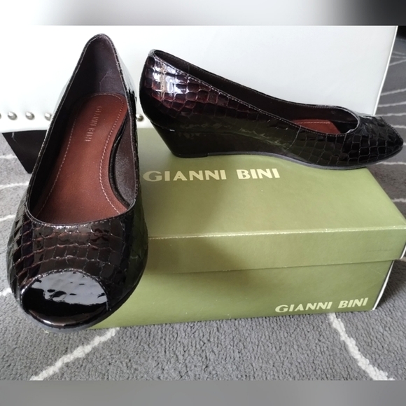 Croco Embossed Peep Toe Wedges "Sophia"  by Gianni Bini - Picture 1 of 16